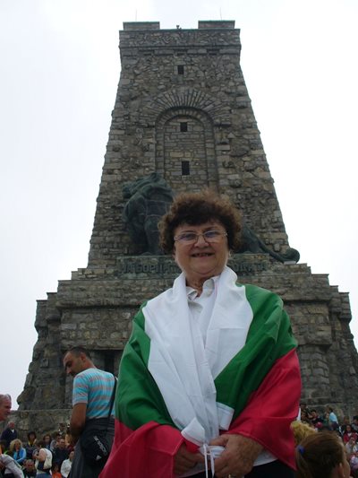 Тази снимка на Стефка Кисьова на връх Шипка вестник "24 часа" публикува на първата си страница през август 2014 година. СНИМКА: Ваньо Стоилов