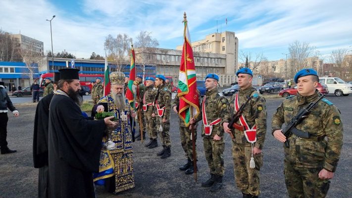 Митрополит Николай освети бойните знамена в Кърджали и хвърли кръста. Снимки: Авторът