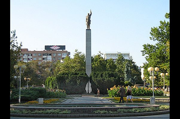 С внушителните си 18 метра паметникът на Съветската армия е трън в очите на много бургазлии.