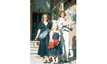 Фотозагадка: Кой е този телевизионен водещ на абитуриентския си бал заедно с майка си и сестра си?