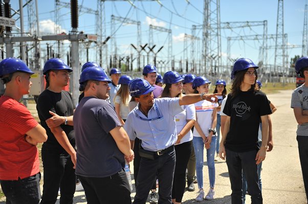 Стажанти на посещение в Откритата разпределителна уредба на АЕЦ “Козлодуй” – връзката на най-голямата енергогенерираща мощност в България с националната електроенергийна система.
СНИМКИ: АЕЦ "Козлодуй"