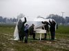 Китаец докара бяло пиано в калта в Идомени