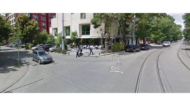 Инцидентът е станал на кръстовището на ул. "Хисаря" и ул. "Цар Симеон" до парк "Св. Троица" в столицата  СНИМКА: Гугъл стрийт вю