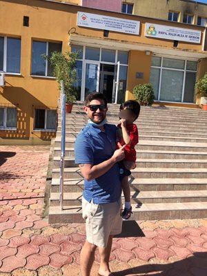 Гари взима новия си син Милко от сиропиталището в Бургас
