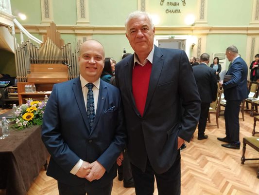 Бившият кмет на Плводив д-р Иван Чомаков с областния управител Илия Зюмбилев
