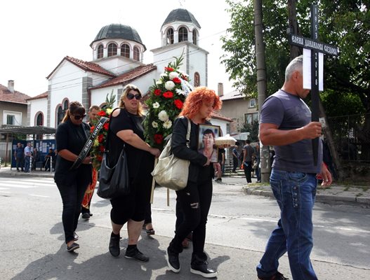 Местните поведоха мълчаливо шествие до гробищата