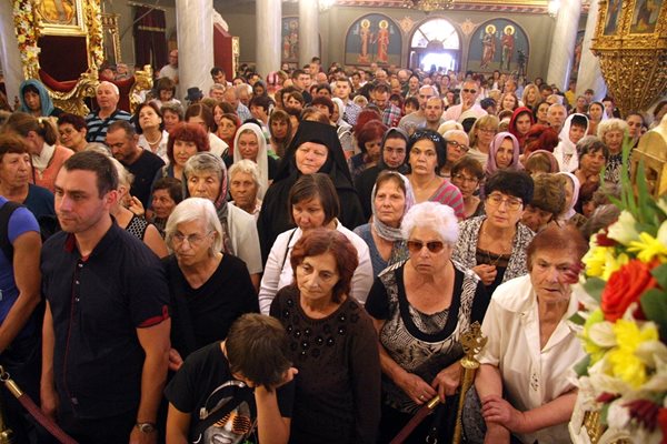 Митрополитският храм беше препълнен. Снимки: Евгени Цветков