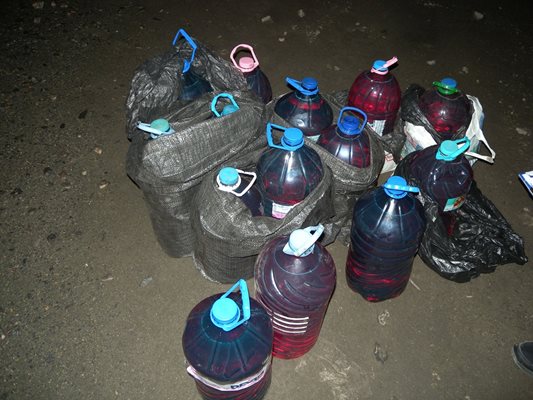 Това са бутилките, открити в лекия автомобил ВАЗ в село Трояново, община Раднево.
Снимка: МВР
