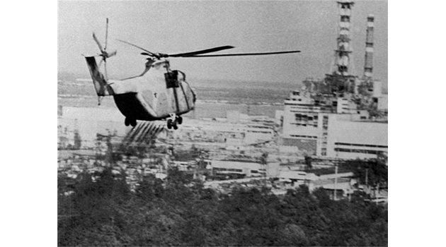 Хеликоптер пръска обеззаразяващи вещества през юни 1986 г. над района около гръмналата АЕЦ “Чернобил”. 
