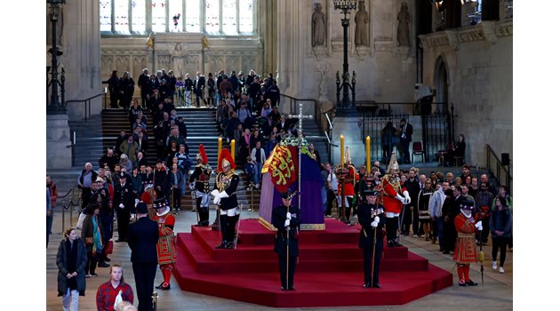 Ковчегът на кралица Елизабет II, покрит със знаме и положен в Уестминстър хол.