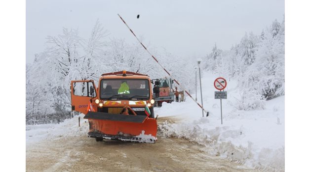 Тези дни снегорини започнаха да разчистват от преспите панорамния път между старопланинските върхове Шипка и Бузлуджа заради предстоящите тържества на 3 март, но той остава затворен за движение.