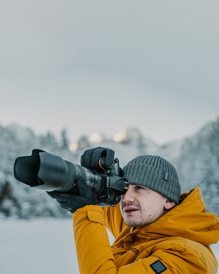 Кристофър Русев снима с фотоапарата.