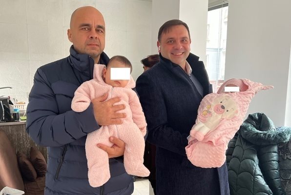 Разменените бебета в ръцете на адвокатите на двете семейства.

СНИМКА: ТОДОР МАНГЪРОВ