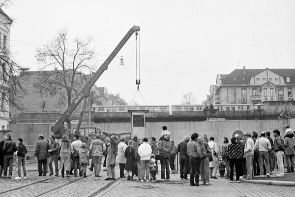 Кадър от демонтажа на Берлинската стена  през 1989 г.

СНИМКА: РУМЯНА ТОНЕВА