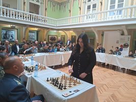 Виктория Радева играе срещу генерал Явор Матеев.