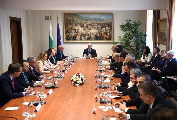 Президентът Румен Радев покани парламентарните партии на консултации заедно с кандидата за служебен премиер Димитър Главчев, който представи министрите в кабинета.