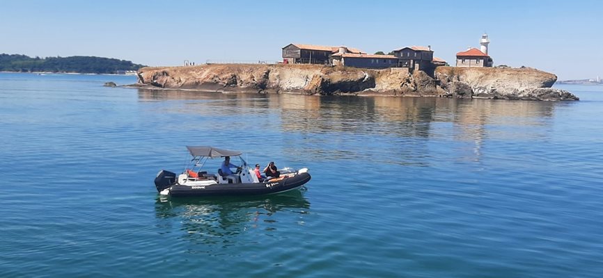 Морето около острова се оказа доста чисто, за радост на водолазите. Снимки: Тони Щилиянова