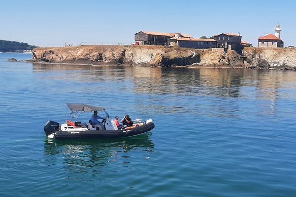 Морето около острова се оказа доста чисто, за радост на водолазите. Снимки: Тони Щилиянова