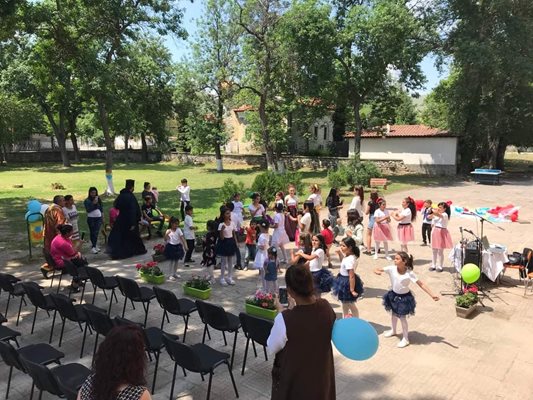 Дворът на учебното заведение в Ново село е подреден и поддържан.