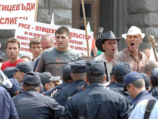 Фермери на бунт за сирене от мляко