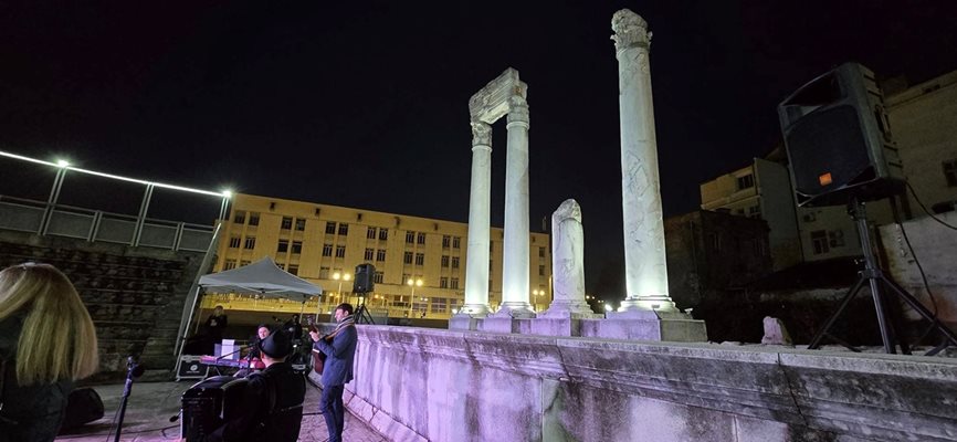 Запазените колони на Одеона са осветени художествено.