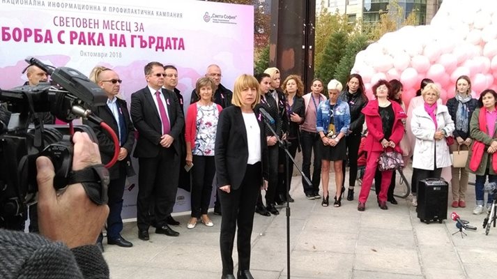Ракът на гърдата е лечим, ако е открит рано, дано намаляват розовите балони в памет на загубилите битката, каза кметът Йорданка Фандъкова.