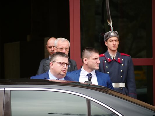 Сотир Цацаров пред сградата на президенството СНИМКИ: Йордан Симеонов