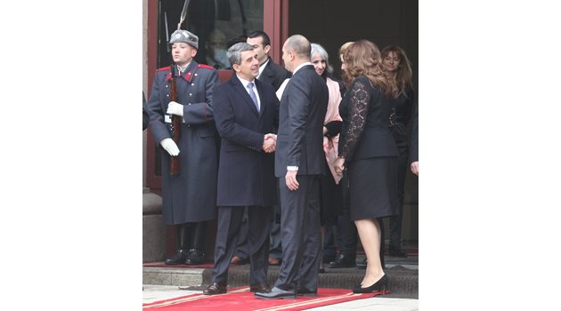 Румен Радев изпраща Росен Плевнелиев пред сградата на президентството.