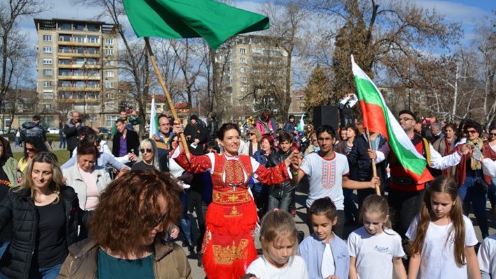 И на този 3 март хиляди ще се хванат на хорото в парка "Заимов" в София