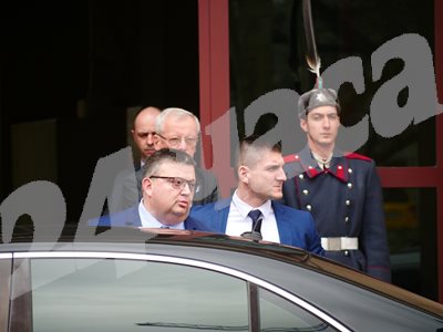 Сотир Цацаров пред сградата на президенството СНИМКИ: Йордан Симеонов