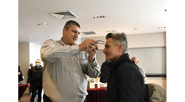Любо Ганев мери температурата на фоторепортера Николай Варадинов на общото събрание, на което бе избран за президент на волейбола.