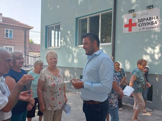 Жители на Ягодово разговаряха с кмета на община "Родопи" Павел Михайлов. след официалната церемония.