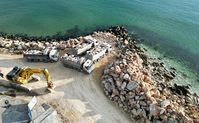 Вълноломът до Морска гара във Варна СНИМКА: Орлин Цанев