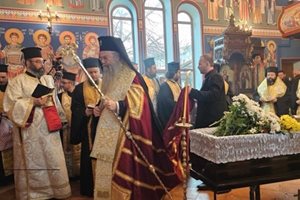 Стотици плачат за отец Боян Саръев, митрополит Николай води опелото  (Видео)