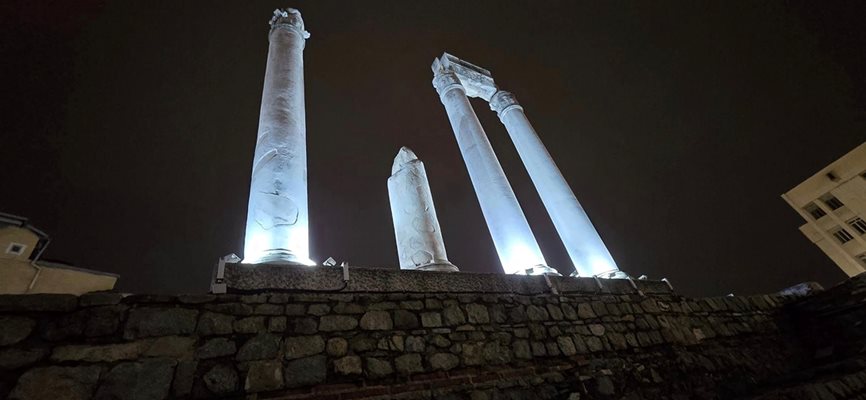 Запазените колони на Одеона се извисяват.