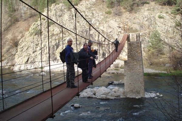 Въжените мостове по река Арда в Родопите са атрактивни за туристите, но някои от тях са опасни