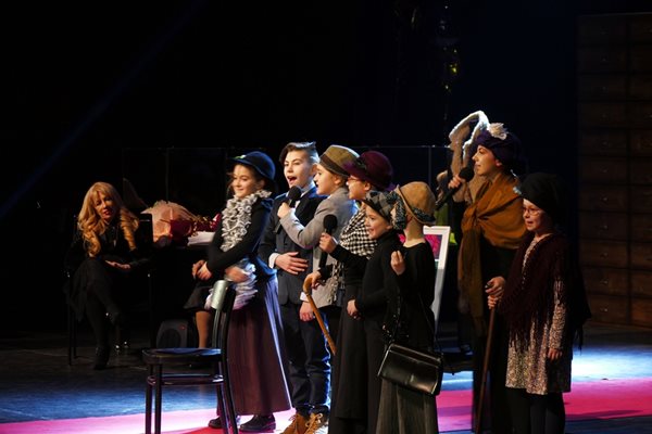 Група деца представиха откъс от пиесата “Големанов”, в който Мутафова изиграва ролята на баба Гицка.
