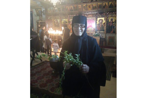 На 50 г. журналистката Димитрина Станева става монахиня и приема името сестра Ксения.