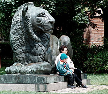Лъвът пред Паметника на Незнайния воин е дело на проф. Андрей Николов. Той дълго събира прах в подземия на музеи докато излиза от забвение през 1981 г.