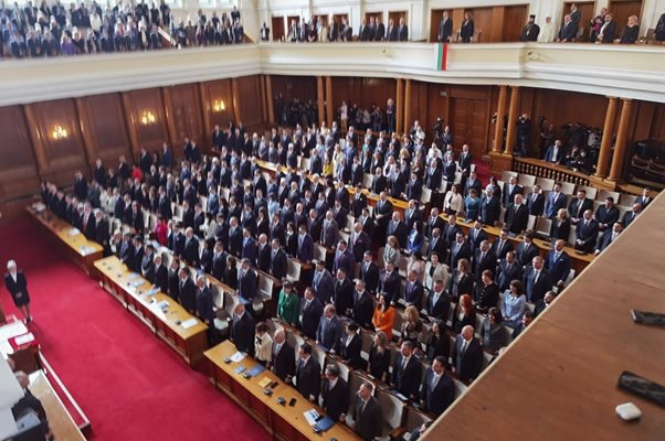 Депутатите от 49-ото народно събрание полагат клетва.

СНИМКА: ЙОРДАН СИМЕОНОВ
