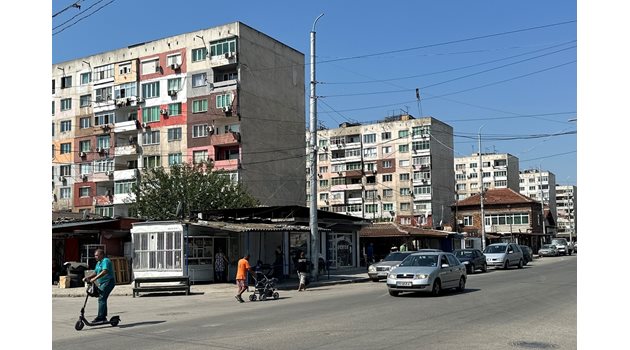 Забогателите гастарбайтери не искат да живеят вече в старите блокове като тези по ул. “Крайна”, затова търсят нови жилища в махалата.