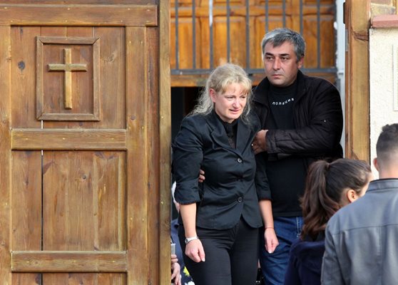 Ваня Министерска едва се държи на краката си на погребението на Дари и Никол