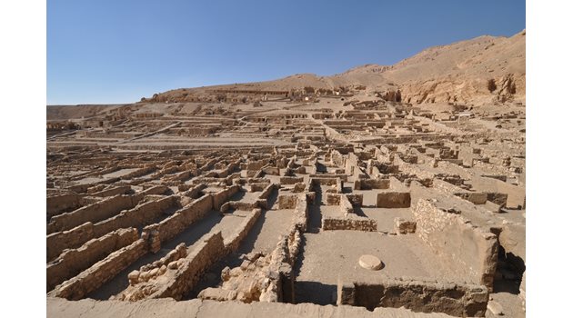 Останки от жилищата, в които са били настанени майсторите на царски гробници в Деир ел-Медина