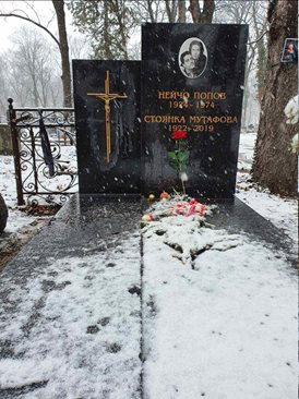 Откраднатият от гроба на Стоянка Мутафова кръст бе възстановен тази сутрин. 