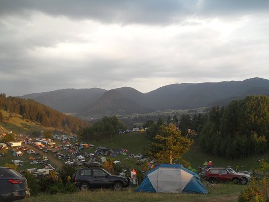 Около сцената над Гела всяка година се опъват хиляди палатки.