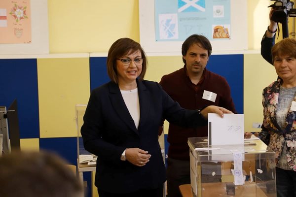 Лидерката на БСП Корнелия Нинова гласува с хартиена бюлетина.
СНИМКИ: ГЕОРГИ КЮРПАНОВ