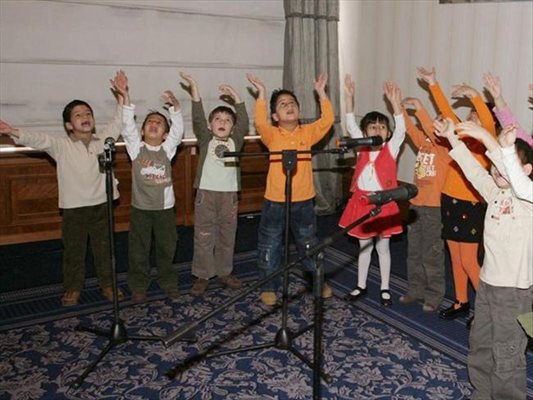 Деца от дома в Драгалевци поздравяват с песен участниците в семинар за проблемите при осиновяването.

