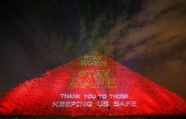 Голямата пирамида в Гиза бе осветена с послания, зовящи хората да си останат вкъщи.
