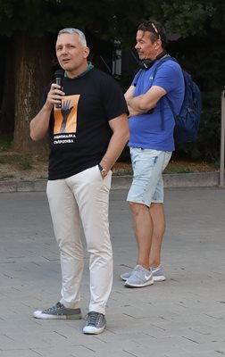 Николай Хаджигенов говори на митигна с униформена тениска.