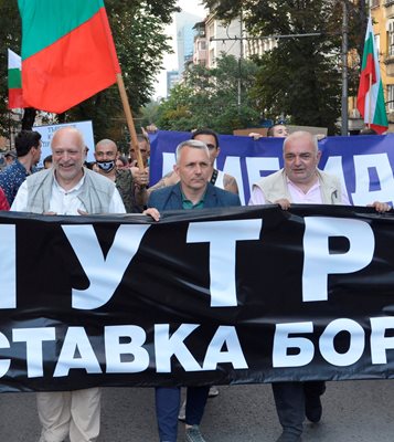 “Отровното трио”, както се нарекоха Арман Бабикян, Николай Хаджигенов и Велислав Минеков (от дясно на ляво), са основните организатори на антиправителствените протести.